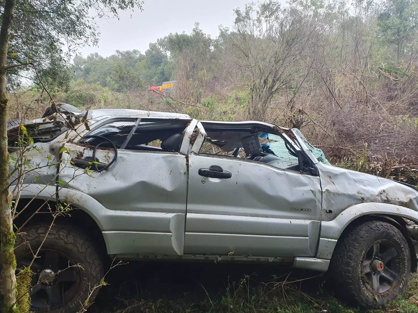 Veículo sai de pista e capota na BR-280, em Mafra